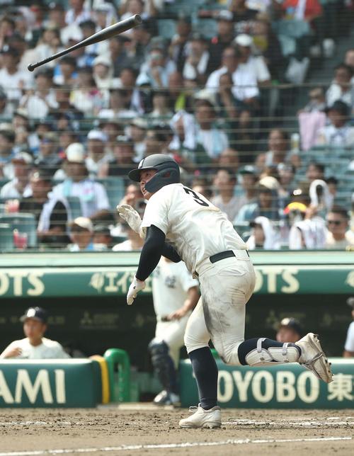 聖隷クリストファー対西日本短大付　8回裏西日本短大付無死一塁、佐藤は左越え勝ち越し二塁打を放ちバットを投げる（撮影・上田博志）
