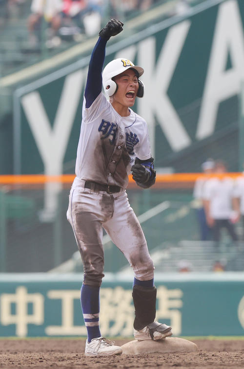 佐賀北対明豊　5回表明豊1死満塁、辻田は中越え3点適時二塁打を放ち二塁で歓喜する（撮影・上山淳一）