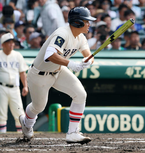 花巻東対東洋大姫路　1回裏東洋大姫路2死一、二塁、高田は先制適時打を放つ（撮影・加藤哉）