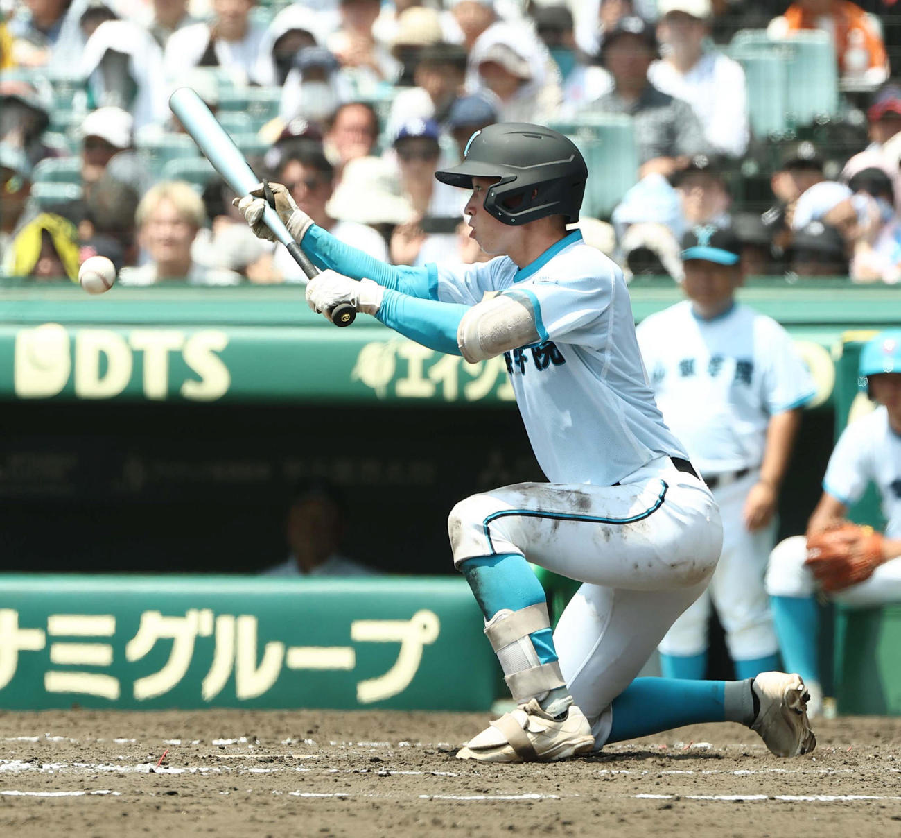 山梨学院対岡山学芸館　5回表山梨学院1死一、三塁、横山はスクイズを決める（撮影・上田博志）