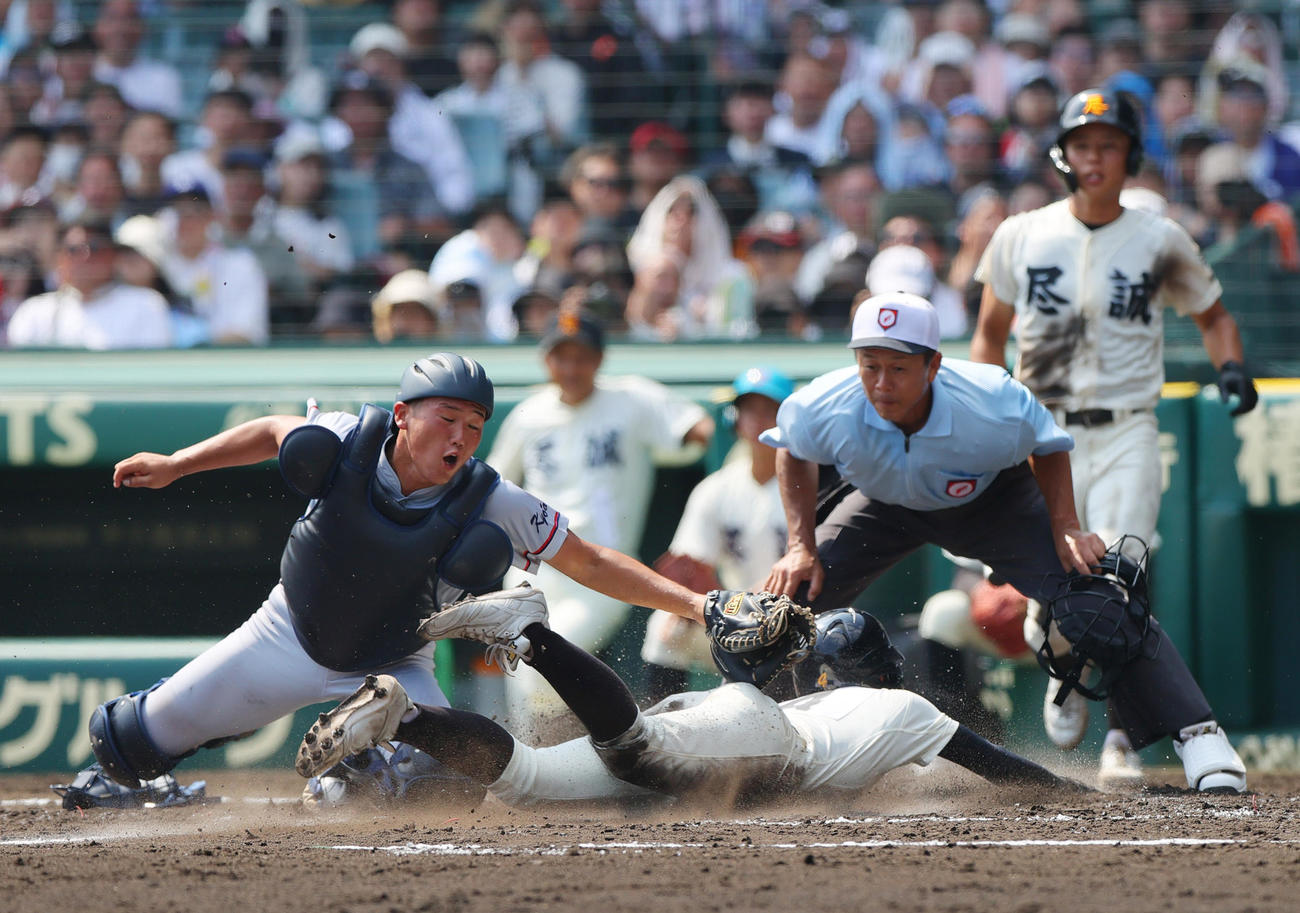 京都国際対尽誠学園　3回裏尽誠学園1死三塁、三走奥（手前）は木下の一塁スクイズバントで本塁突入も憤死する、捕手猪股（撮影・上山淳一）