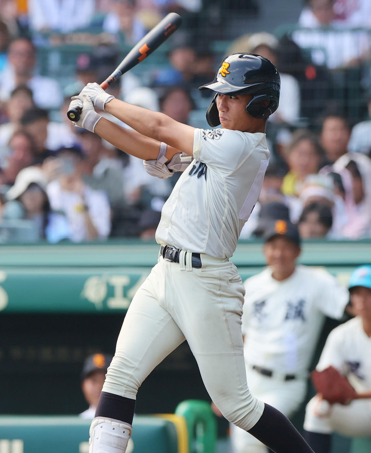 京都国際対尽誠学園　5回裏尽誠学園2死満塁、広瀬は右前2点適時打を放つ（撮影・上山淳一）