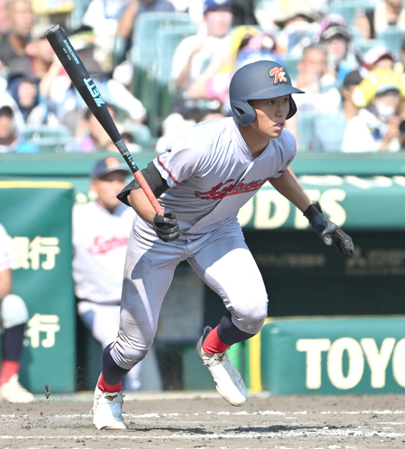 京都国際対尽誠学園　8回表2死二、三塁　小川礼斗は右適時打を放つ（撮影・石井愛子）