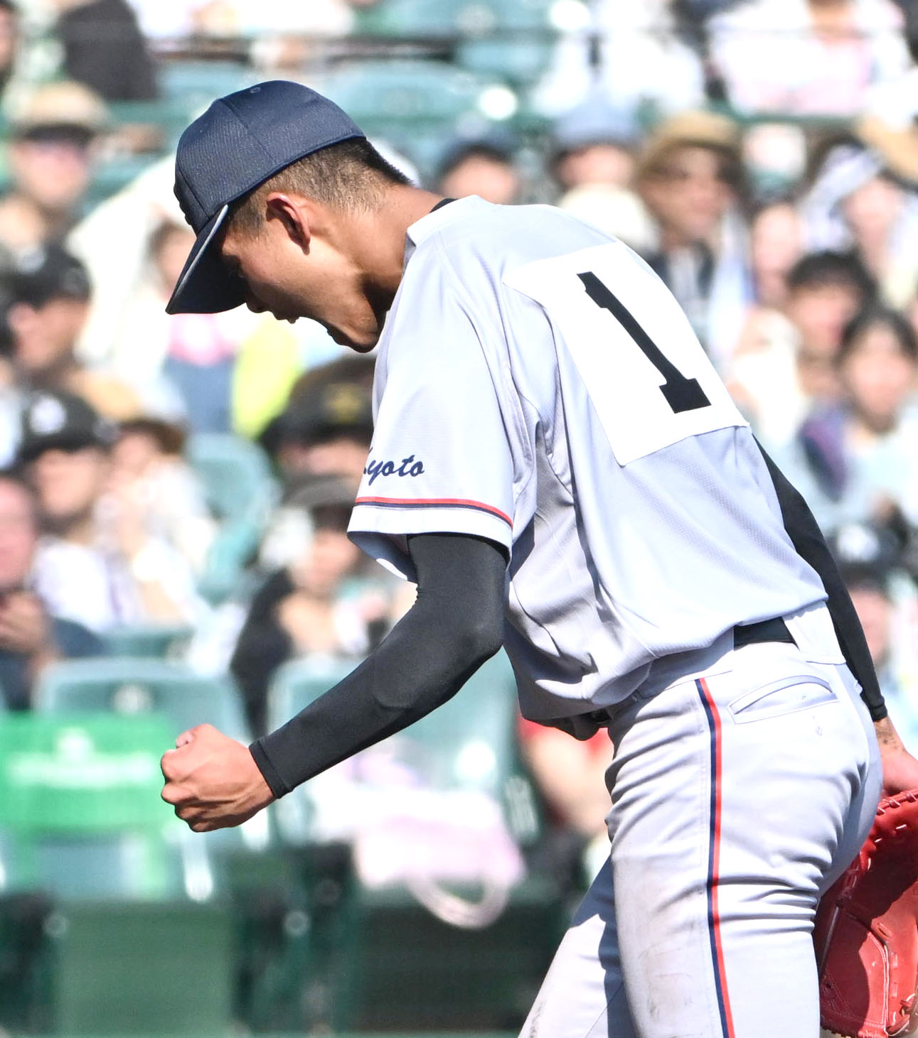 京都国際対尽誠学園　尽誠学園に勝利しガッツポーズをする京都国際・西村一毅（撮影・石井愛子）