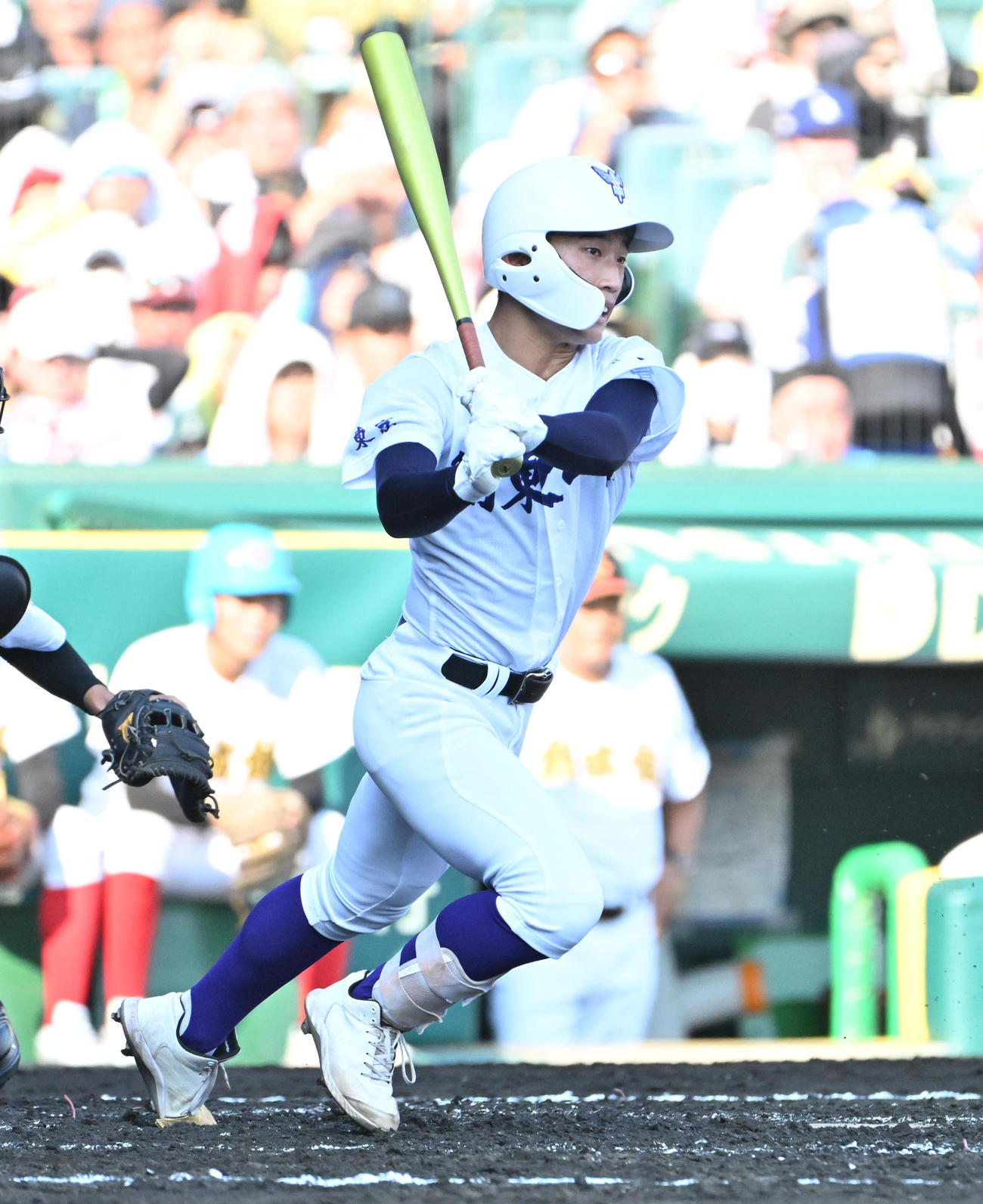 関東第一対創成館　3回表関東第一1死満塁　坂本慎太郎は先制の右適時打を放つ（撮影・石井愛子）