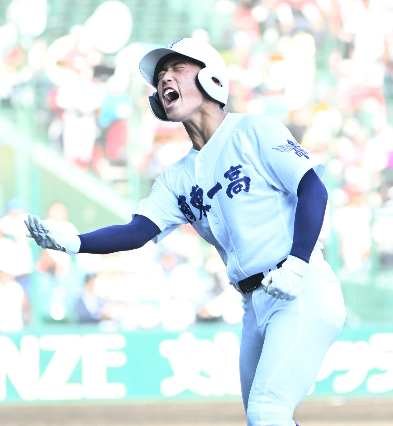 関東第一対創成館　3回表関東第一1死満塁　坂本慎太郎は先制の右適時打を放つ（撮影・石井愛子）