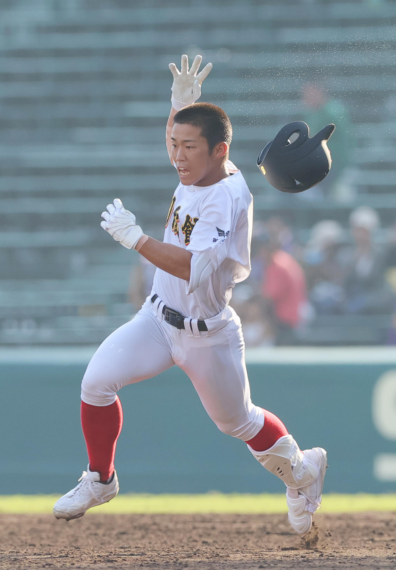 関東第一対創成館　5回裏創成館2死二塁、左適時三塁打を放った峯はヘルメットを飛ばして二塁に向かう（撮影・上山淳一）