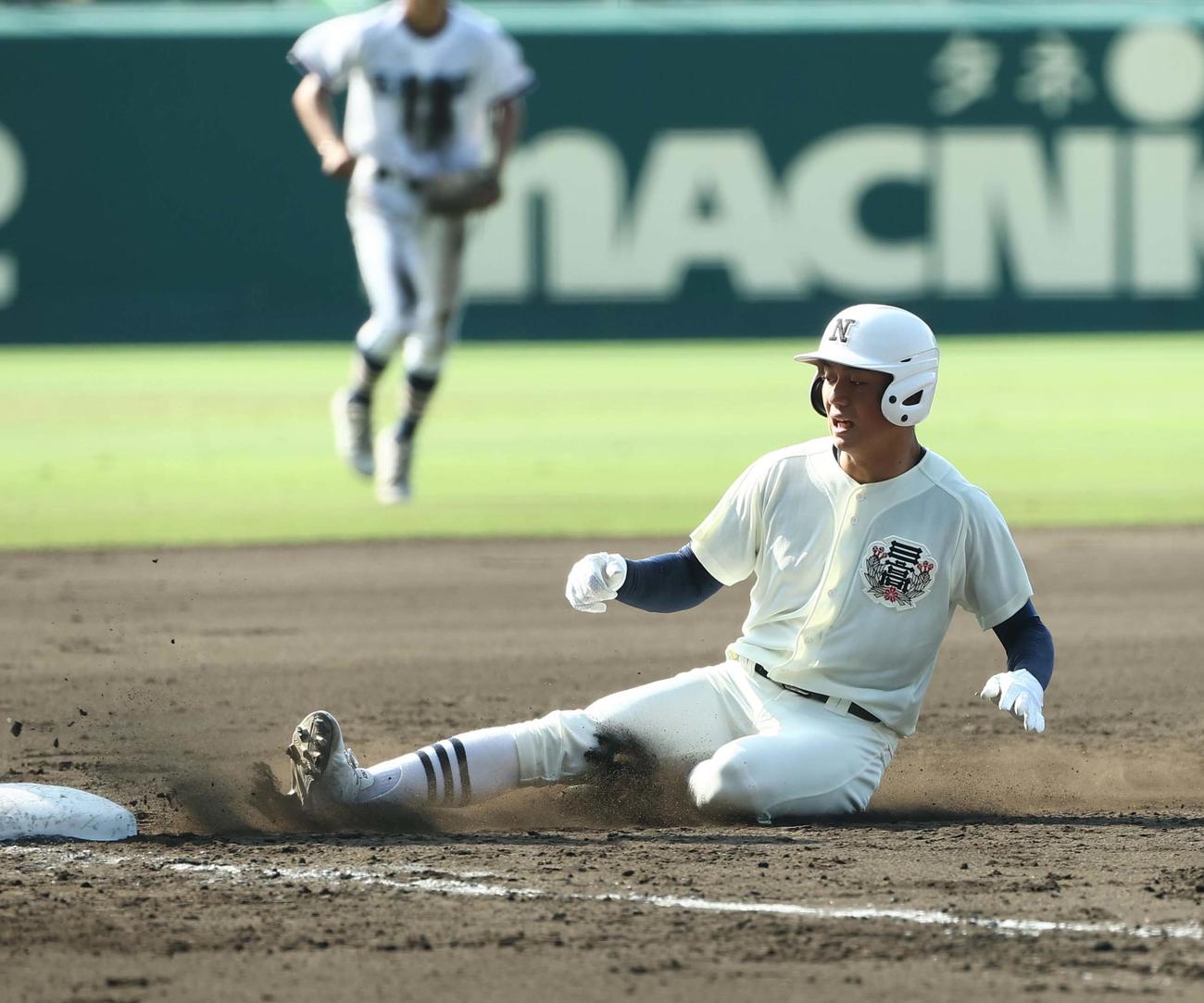 高川学園対日大三　1回裏日大三2死二、三塁、安部は2点適時三塁打を放つ（撮影・上田博志）