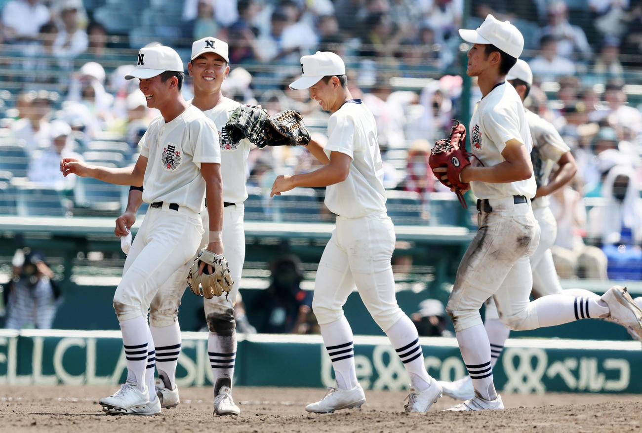 高川学園対日大三　高川学園に勝利しナインを笑顔で迎える日大三・近藤（左から2人目）（撮影・加藤哉）