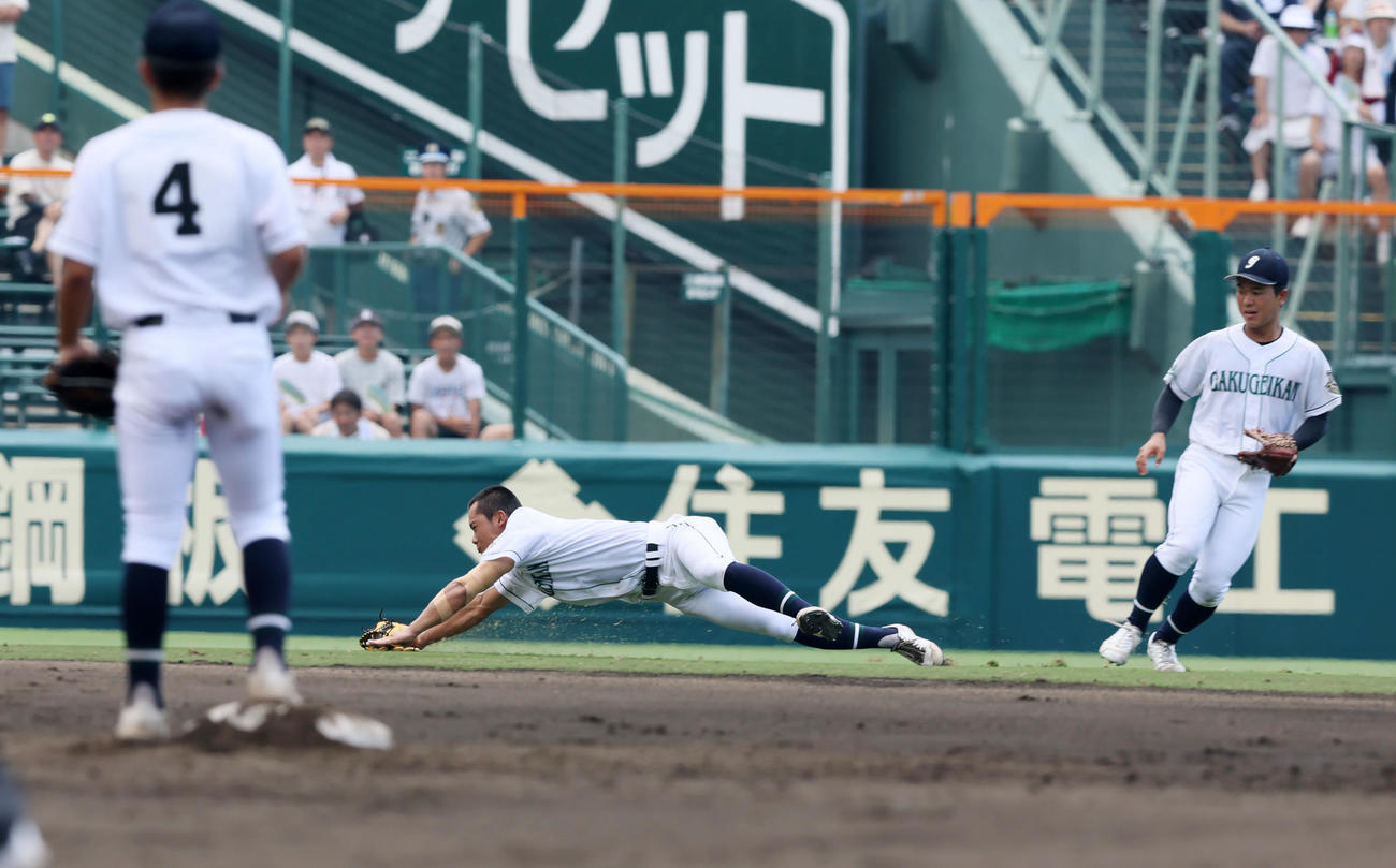 山梨学院対岡山学芸館　4回表山梨学院無死一、三塁、萬場の飛球を好捕する阿慶田（撮影・加藤哉）