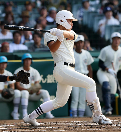 高川学園対日大三　1回裏日大三2死三塁、嶌田は勝ち越し適時打を放つ（撮影・加藤哉）
