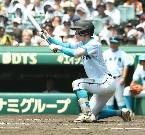 山梨学院対岡山学芸館　5回表山梨学院1死一、三塁、横山はスクイズを決める（撮影・上田博志）