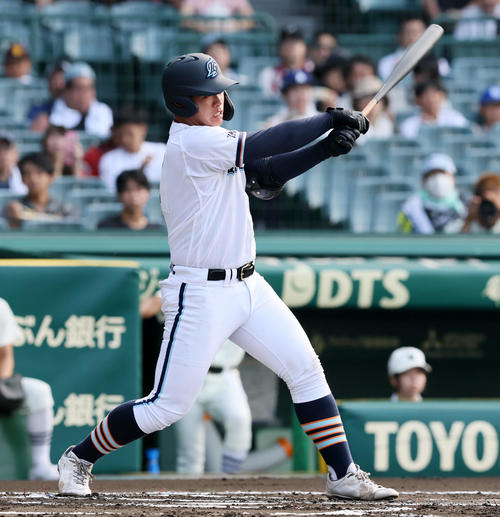 高川学園対日大三　1回表高川学園1死一、三塁、遠矢は中前適時打を放つ（撮影・加藤哉）