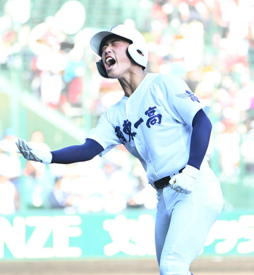 関東第一対創成館　3回表関東第一1死満塁　坂本慎太郎は先制の右適時打を放つ（撮影・石井愛子）