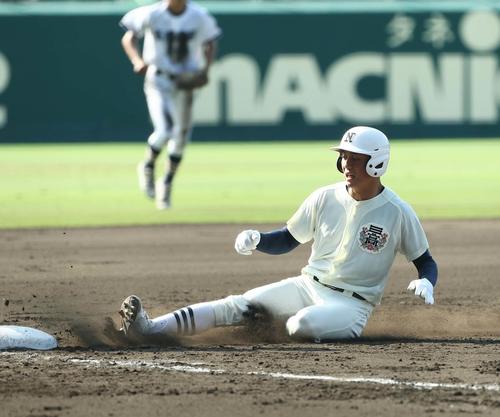 高川学園対日大三　1回裏日大三2死二、三塁、安部は2点適時三塁打を放つ（撮影・上田博志）