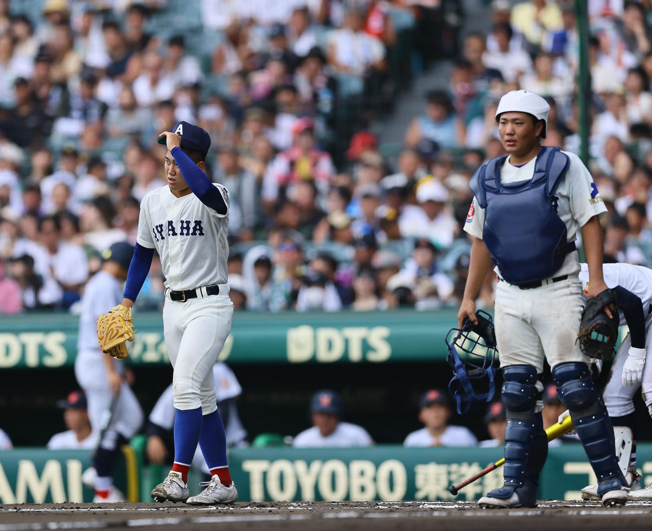 横浜対綾羽　6回表横浜無死一、二塁、小野の投前ゴロで三塁へ悪送球し2失点した藤田陸空（左）（撮影・藤尾明華）