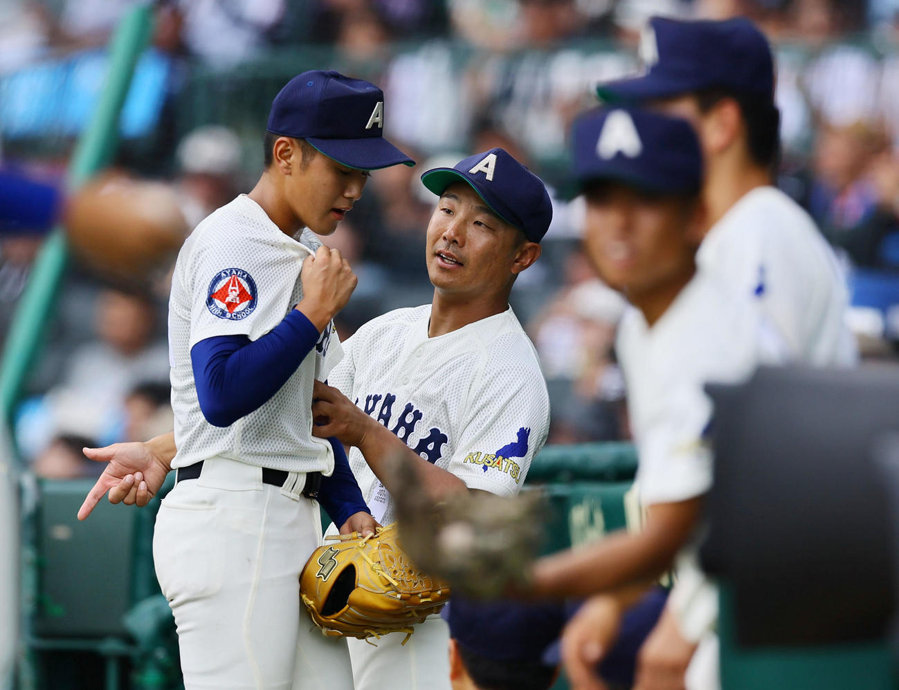 横浜対綾羽　6回途中、降板した藤田（左）に声をかける綾羽・千代監督（撮影・藤尾明華）