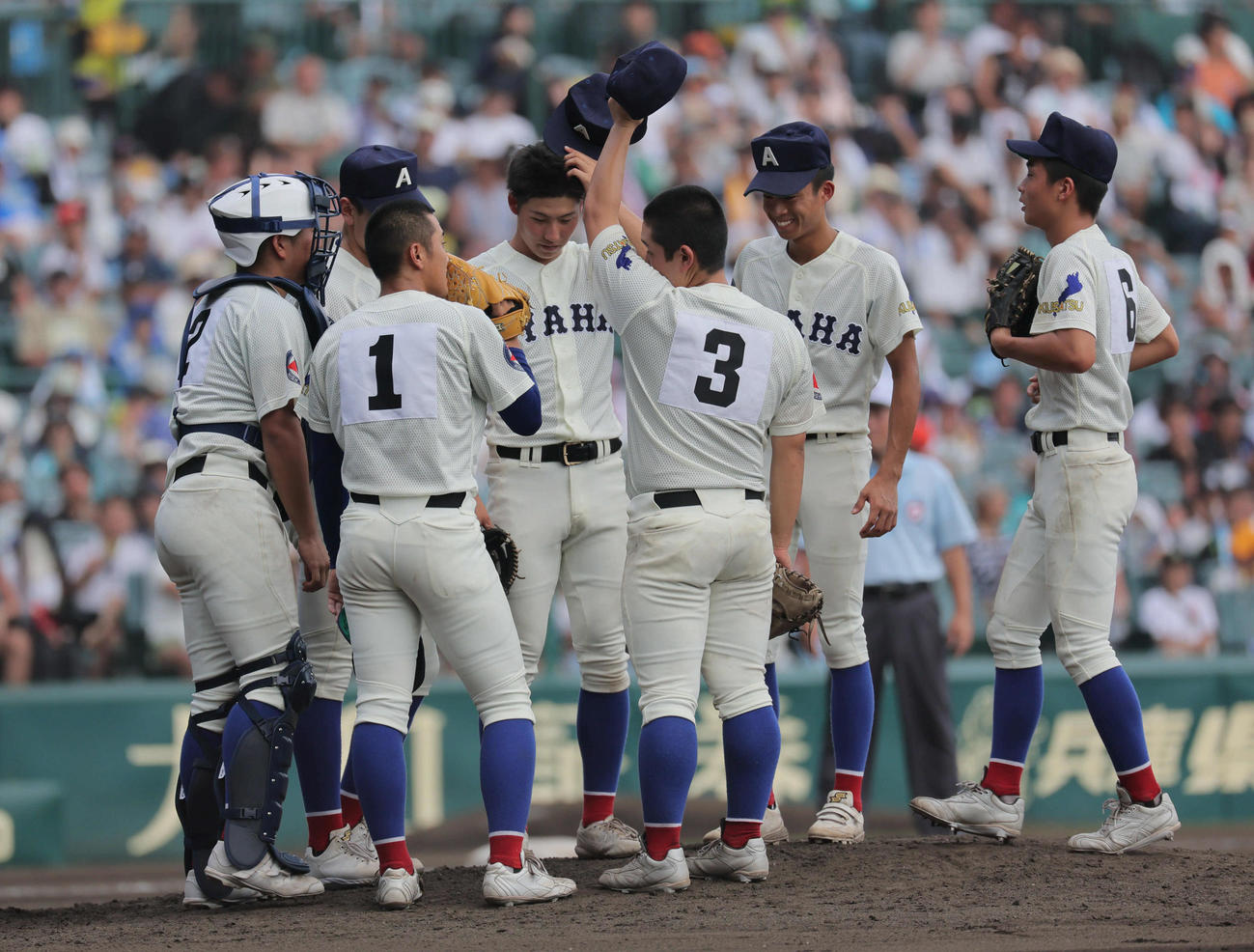 横浜対綾羽　6回表横浜無死一、二塁、2者連続死球を与えた藤田陸空左から2人目）は激励を受ける（撮影・宮崎幸一）