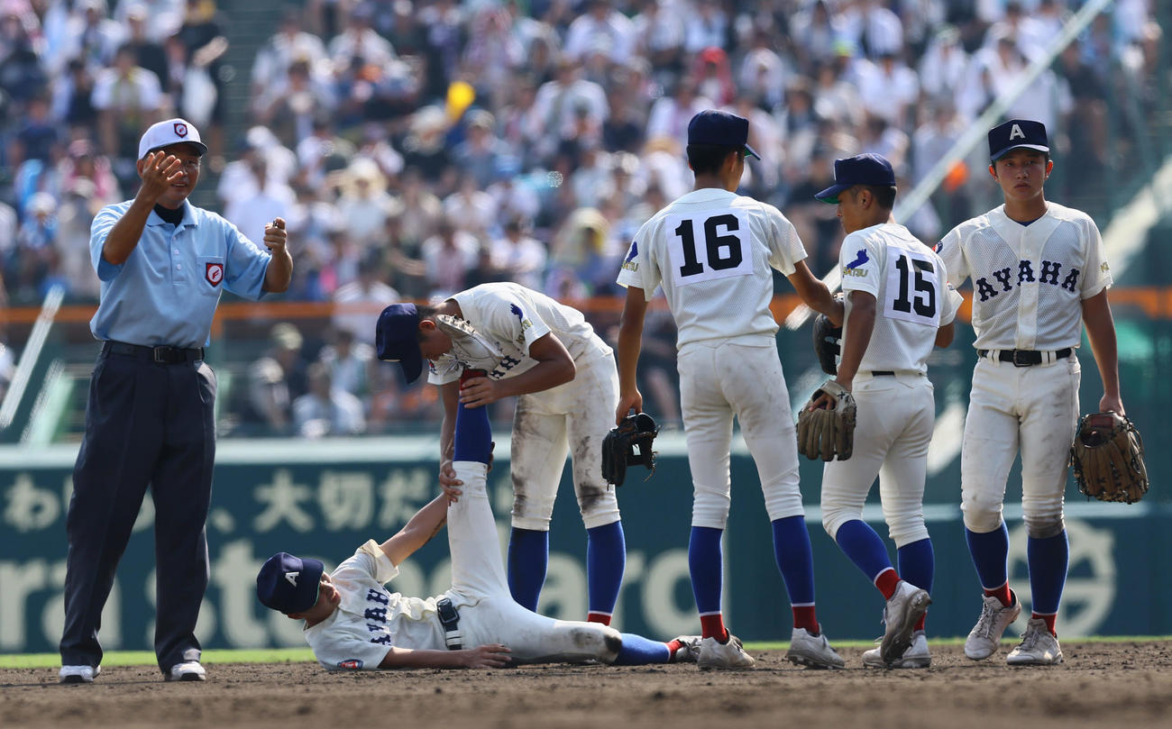横浜対綾羽　8回途中、足を伸ばしてもらう綾羽・経免（撮影・藤尾明華）
