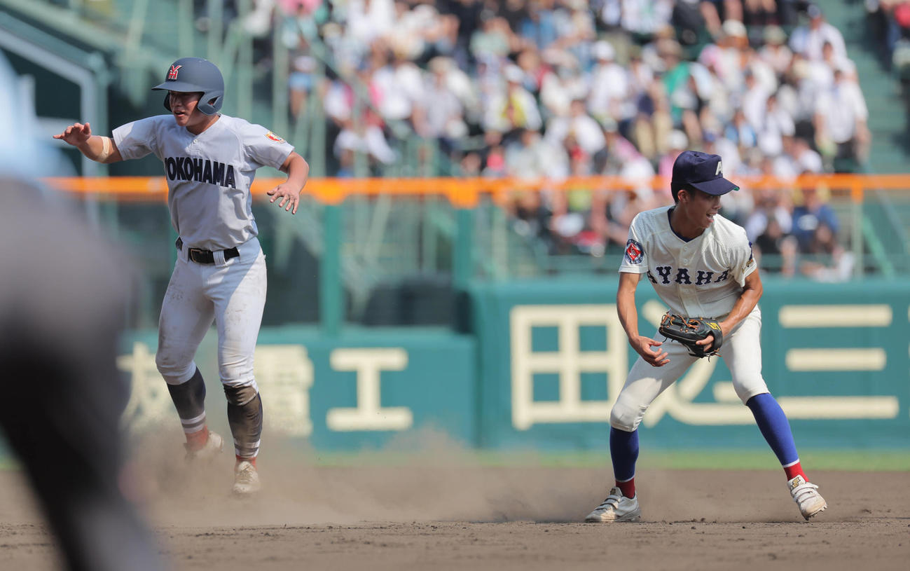 横浜対綾羽　8回表横浜2死一、二塁、為永皓の二塁ゴロの送球そはじいた小森晴稀（撮影・宮崎幸一）