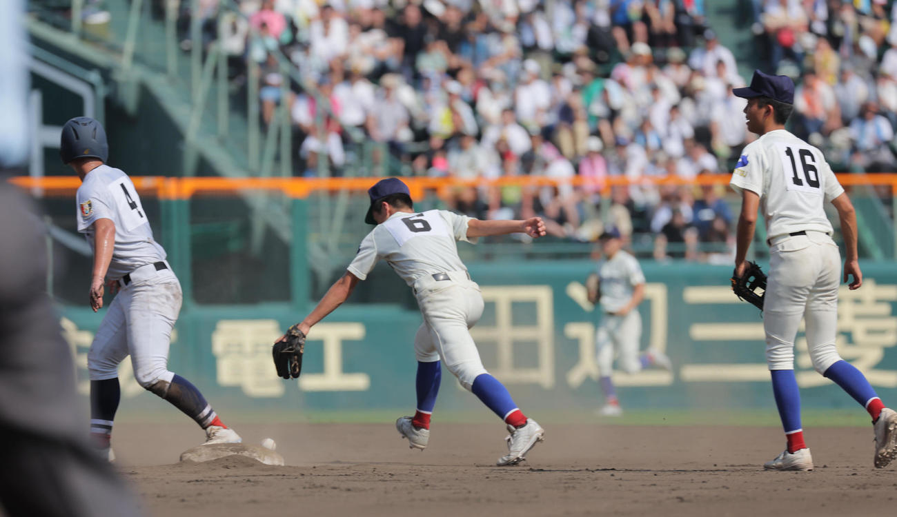 横浜対綾羽　8回表横浜2死一、二塁、為永皓の二塁ゴロの送球そはじいた小森晴稀（撮影・宮崎幸一）