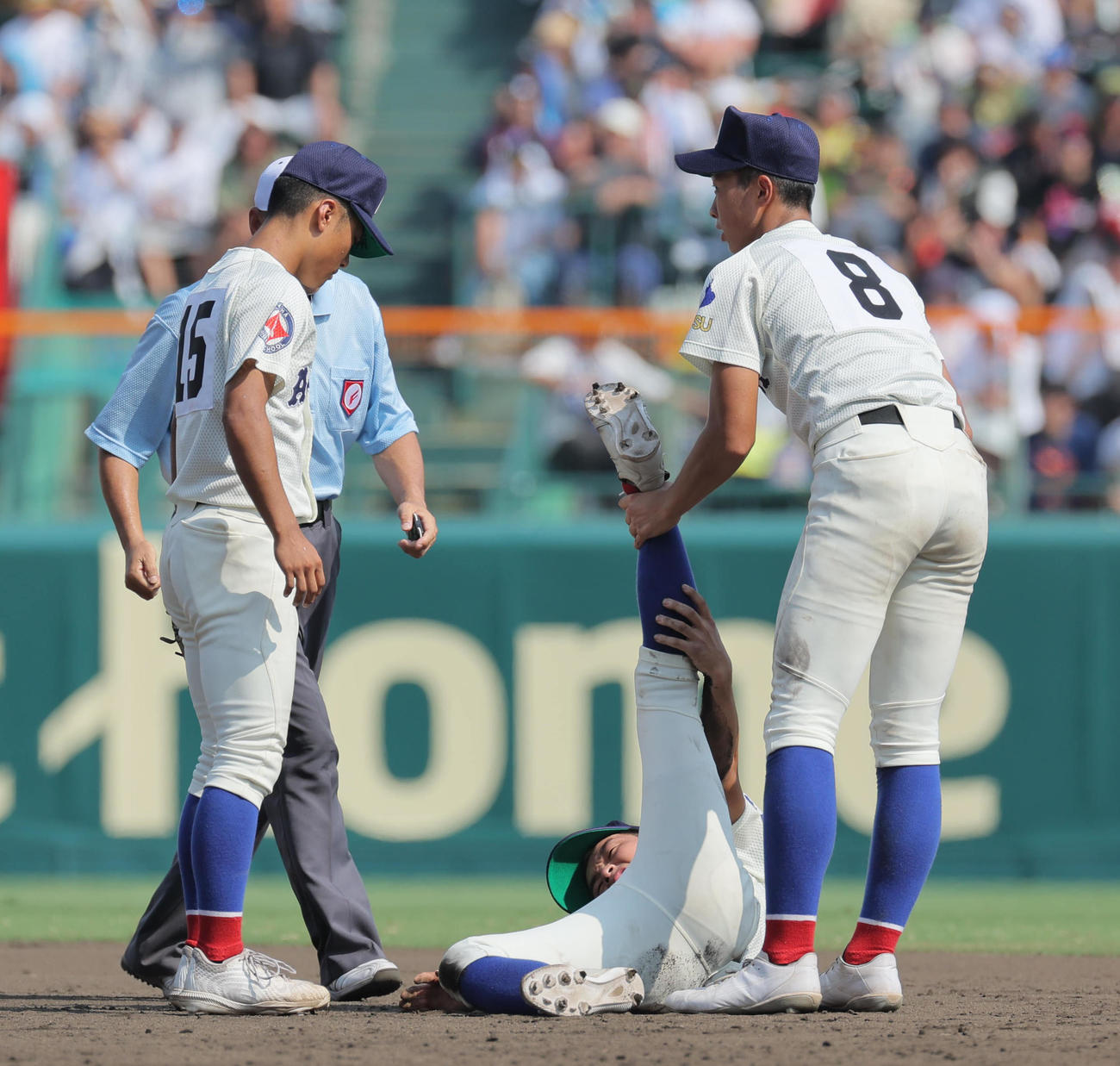 横浜対綾羽　8回表横浜2死一、三塁、小森晴稀は足をつらせて治療を受ける（撮影・宮崎幸一）