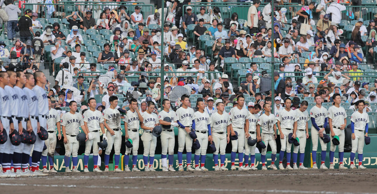 横浜対綾羽　横浜に敗れた綾羽ナイン（撮影・宮崎幸一）