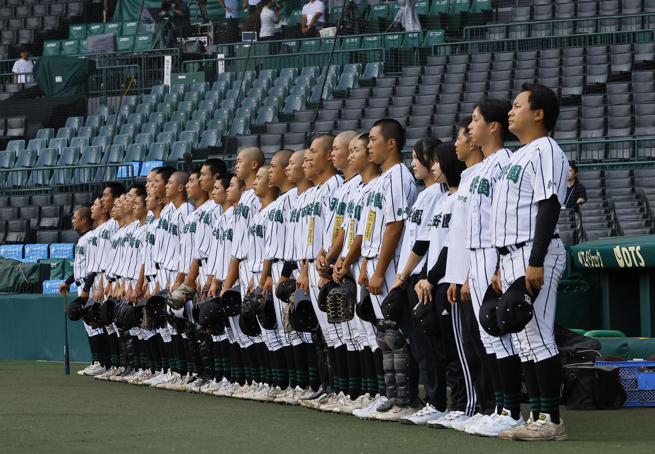 甲子園での練習を前に整列する津田学園ナイン（撮影・藤尾明華）