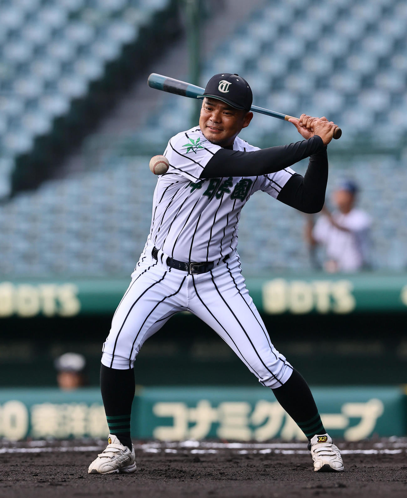 甲子園練習でノックを打つ津田学園・佐川監督（撮影・藤尾明華）