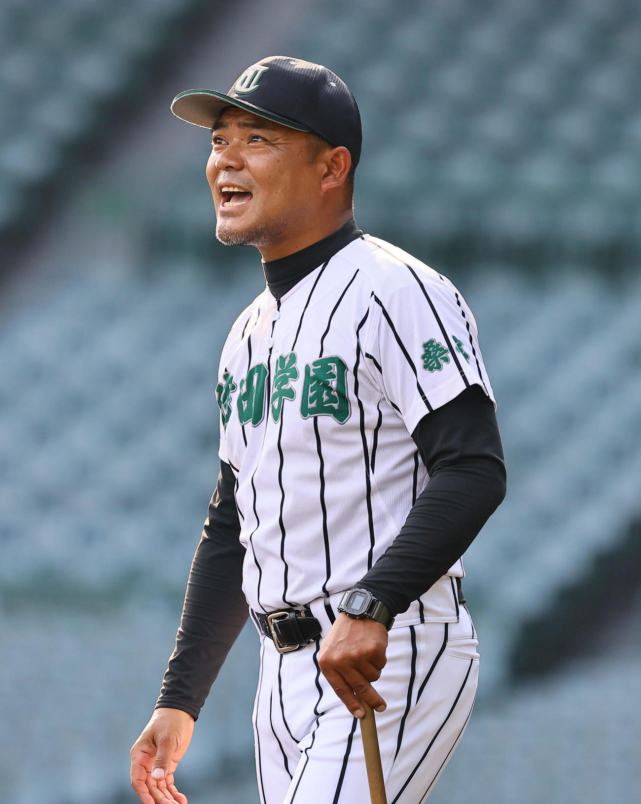 甲子園練習で笑顔を見せる津田学園・佐川監督（撮影・藤尾明華）
