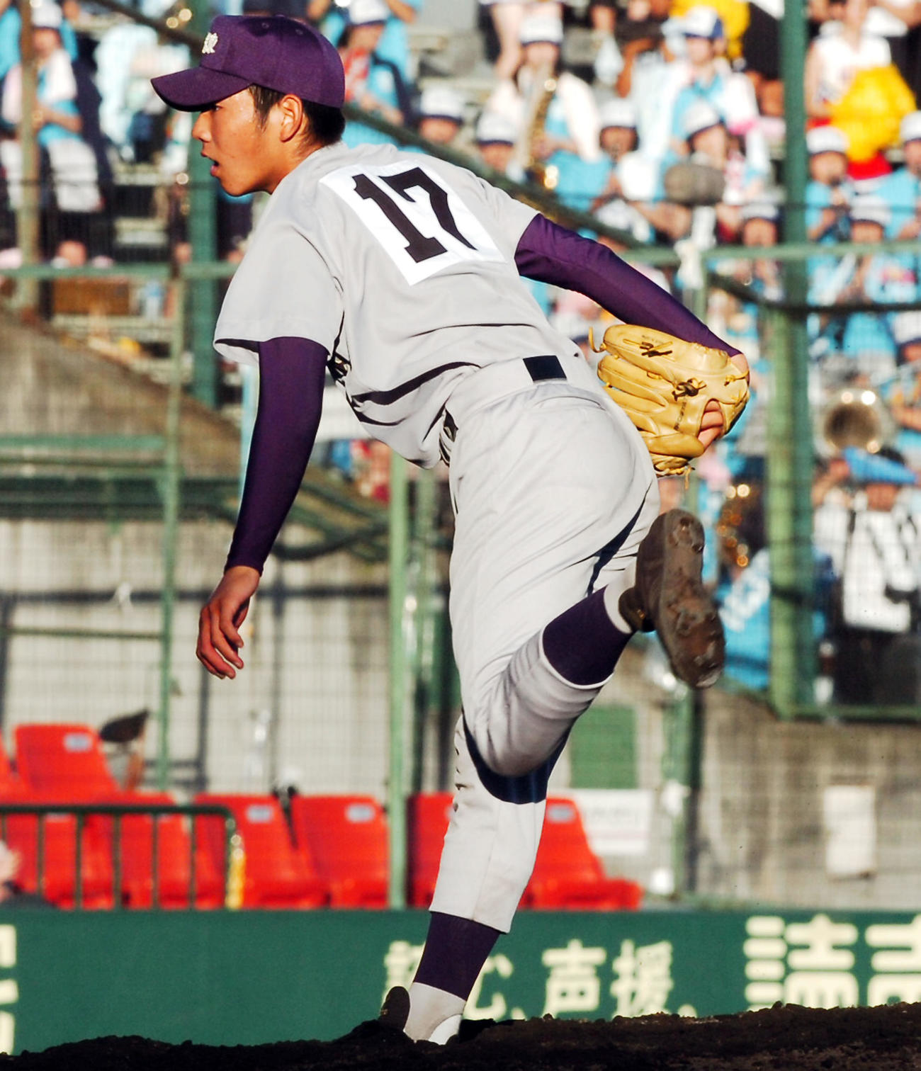 第89回全国高校野球選手権大会・1回戦　新潟明訓対花巻東　2番手で投球する花巻東・菊池雄星＝2007年8月10日、甲子園球場