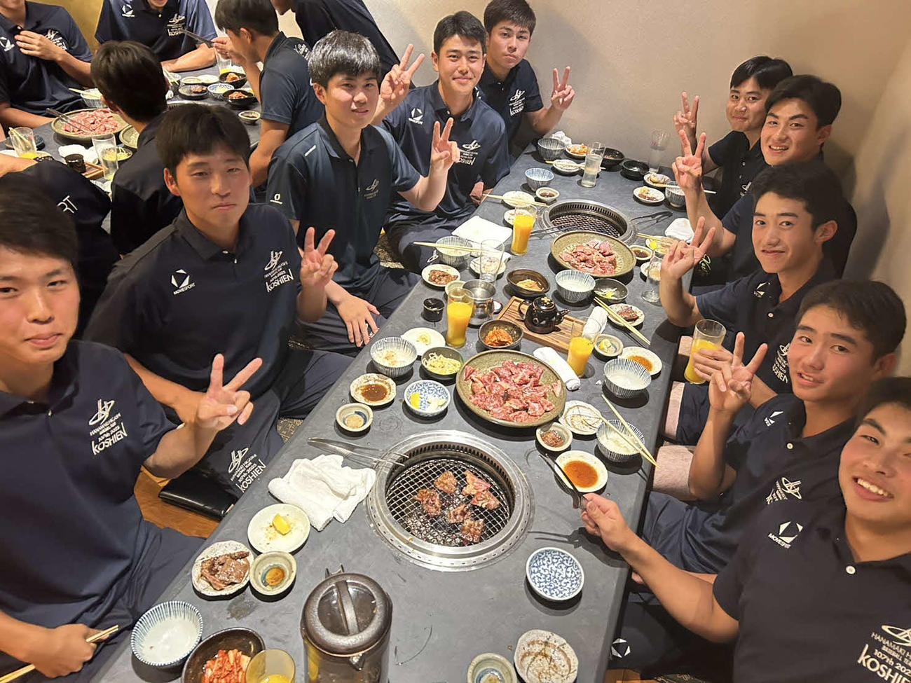 OBでエンゼルス菊池雄星プレゼントの「焼き肉会」で、お腹いっぱいお肉をいただく花巻東の選手たち（チーム提供）