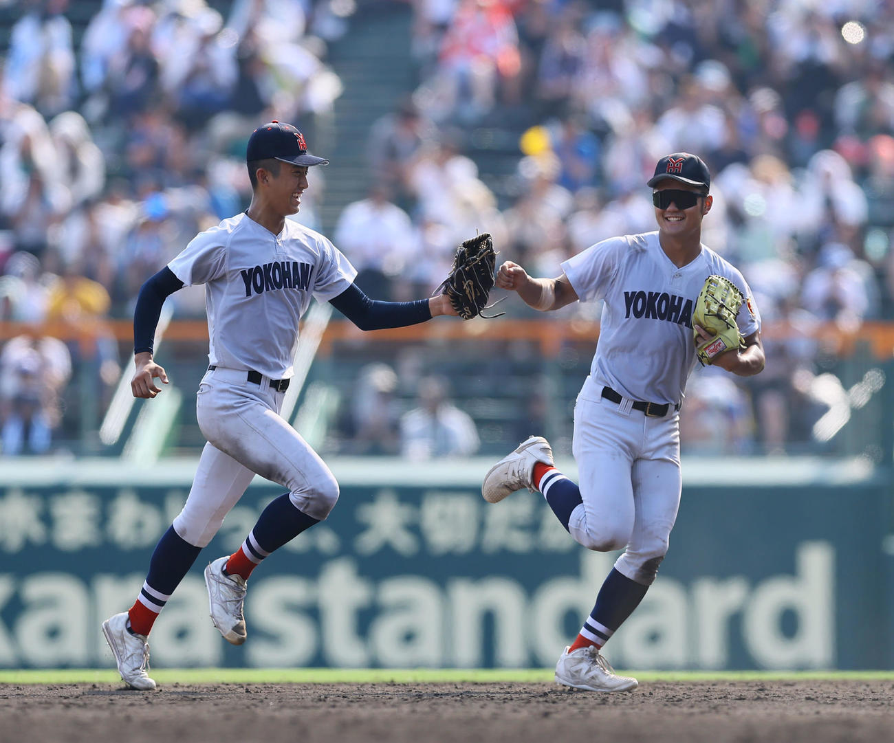 横浜対綾羽　綾羽に勝利し、阿部葉（右）とタッチを交わす横浜・織田（撮影・藤尾明華）