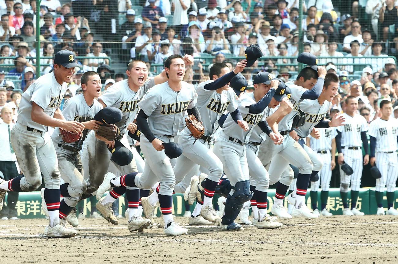 開星対仙台育英　応援団席へ元気よく駆けだす仙台育英ナイン（撮影・上田博志）