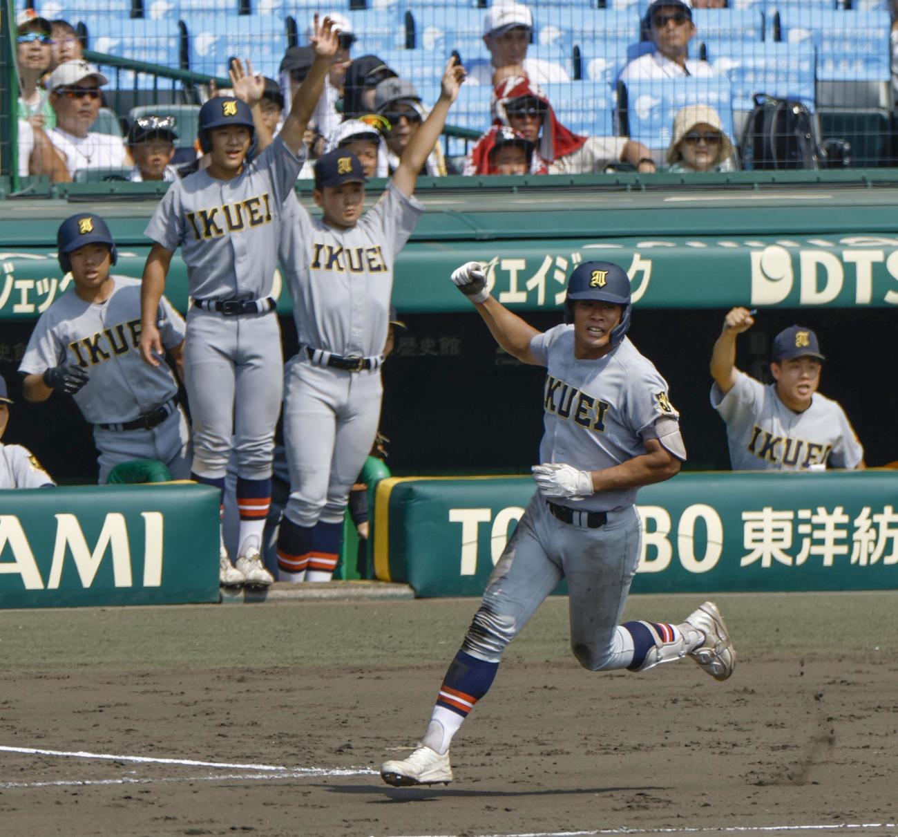 仙台育英―開星　8回裏、左越えに本塁打を放ちガッツポーズの仙台育英・高田（手前、共同）