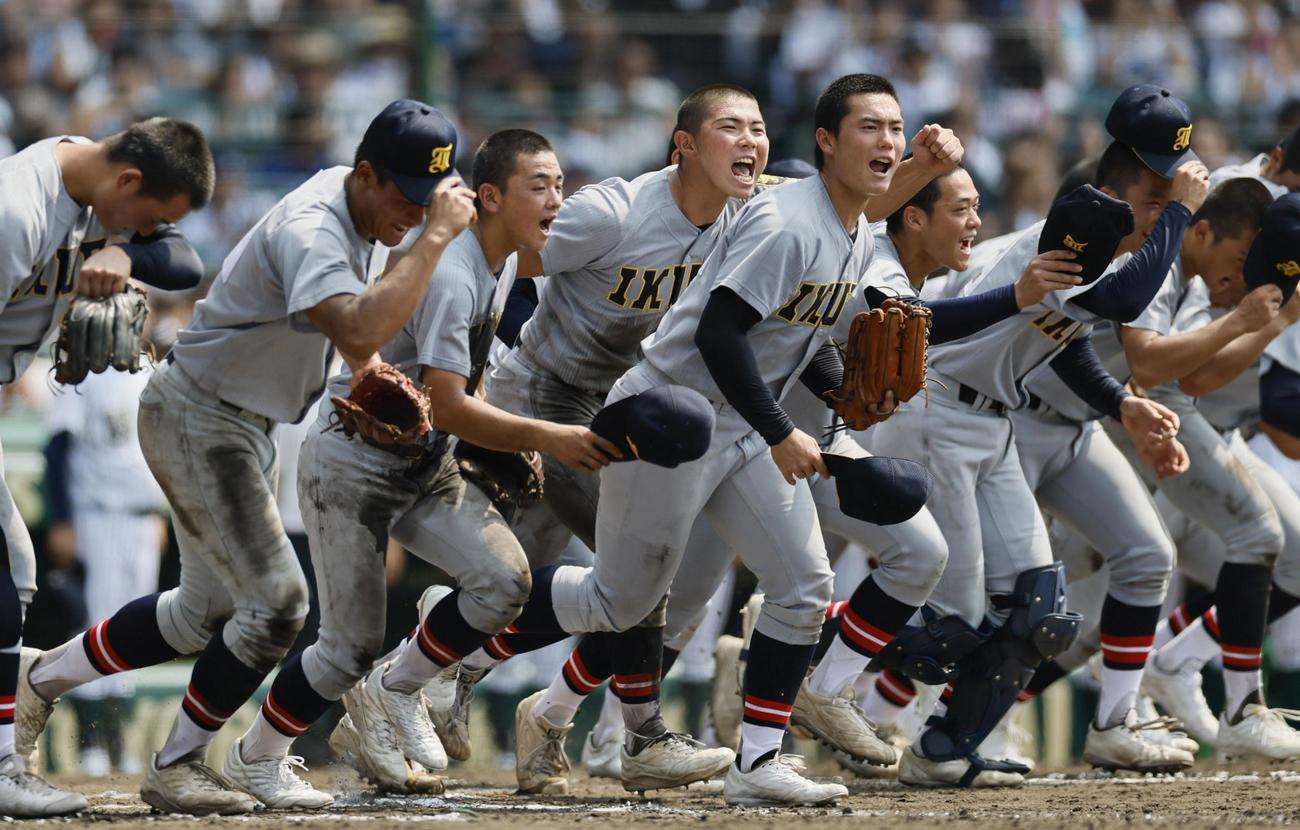 開星に勝利し、駆け出す仙台育英ナイン（共同）