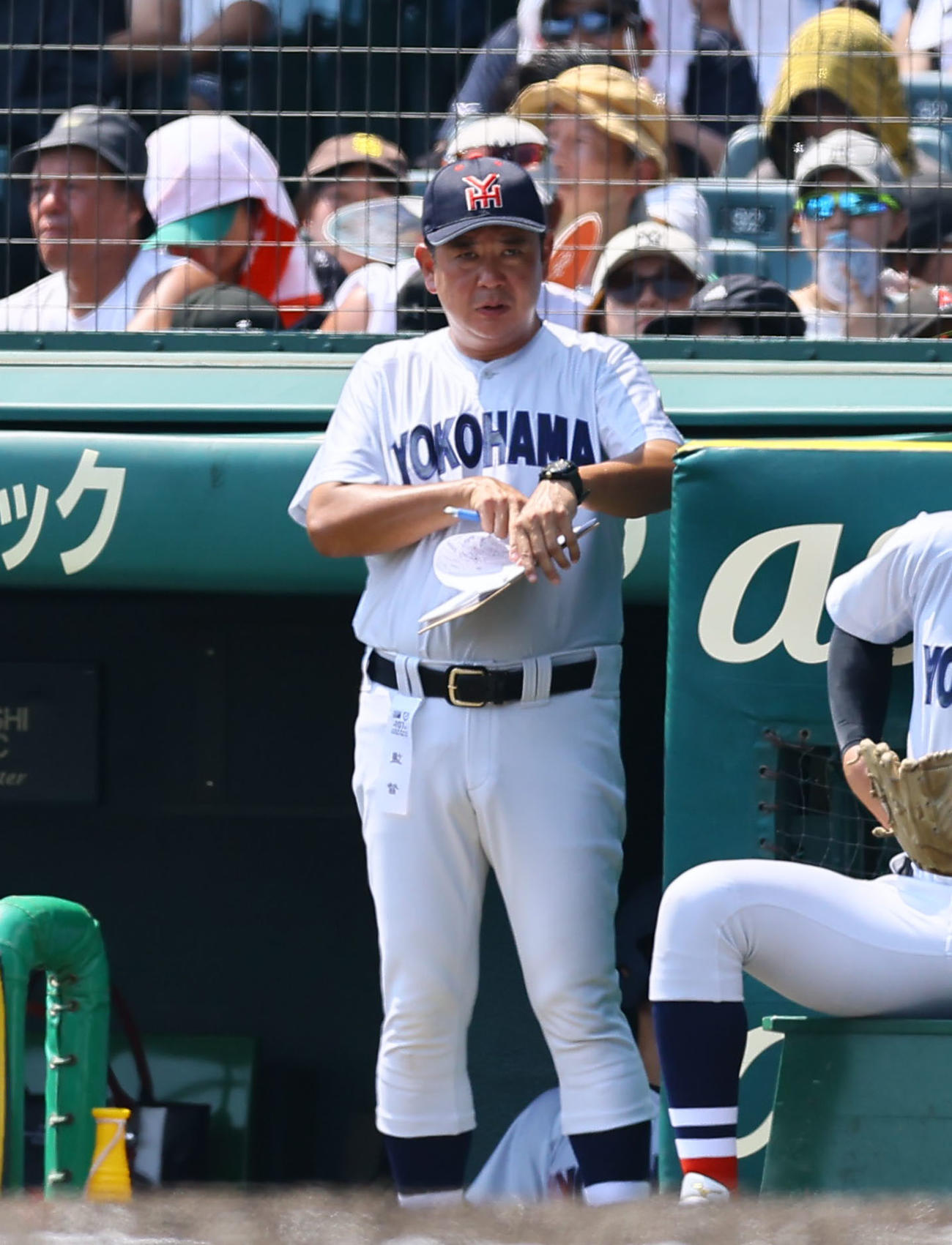 横浜対綾羽　3回、試合を見つめる横浜・村田監督（撮影・藤尾明華）