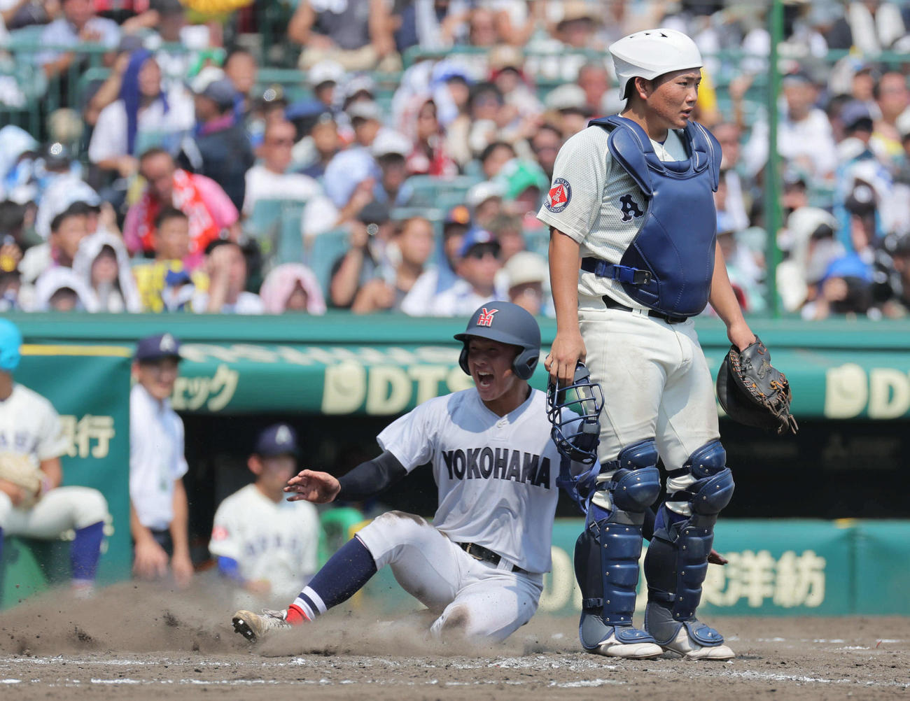 横浜対綾羽　5回表横浜2死二塁、池田聖摩は織田翔希の中前適時打で生還する（撮影・宮崎幸一）