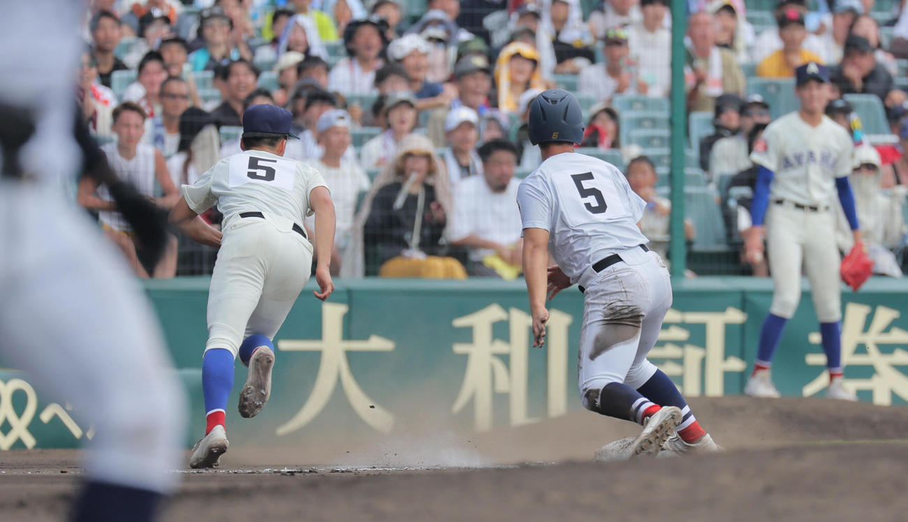 横浜対綾羽　6回表横浜無死一、二塁、小野舜友のバントは投手野選となり、勝ち越しに成功する。三塁走者は臨時代走の為永皓、三塁手は川端一透（撮影・宮崎幸一）