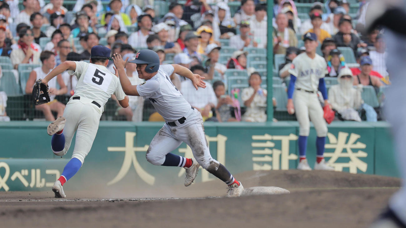 横浜対綾羽　6回表横浜無死一、二塁、小野舜友のバントは投手野選となり、勝ち越しに成功する。三塁走者は臨時代走の為永皓、三塁手は川端一透（撮影・宮崎幸一）