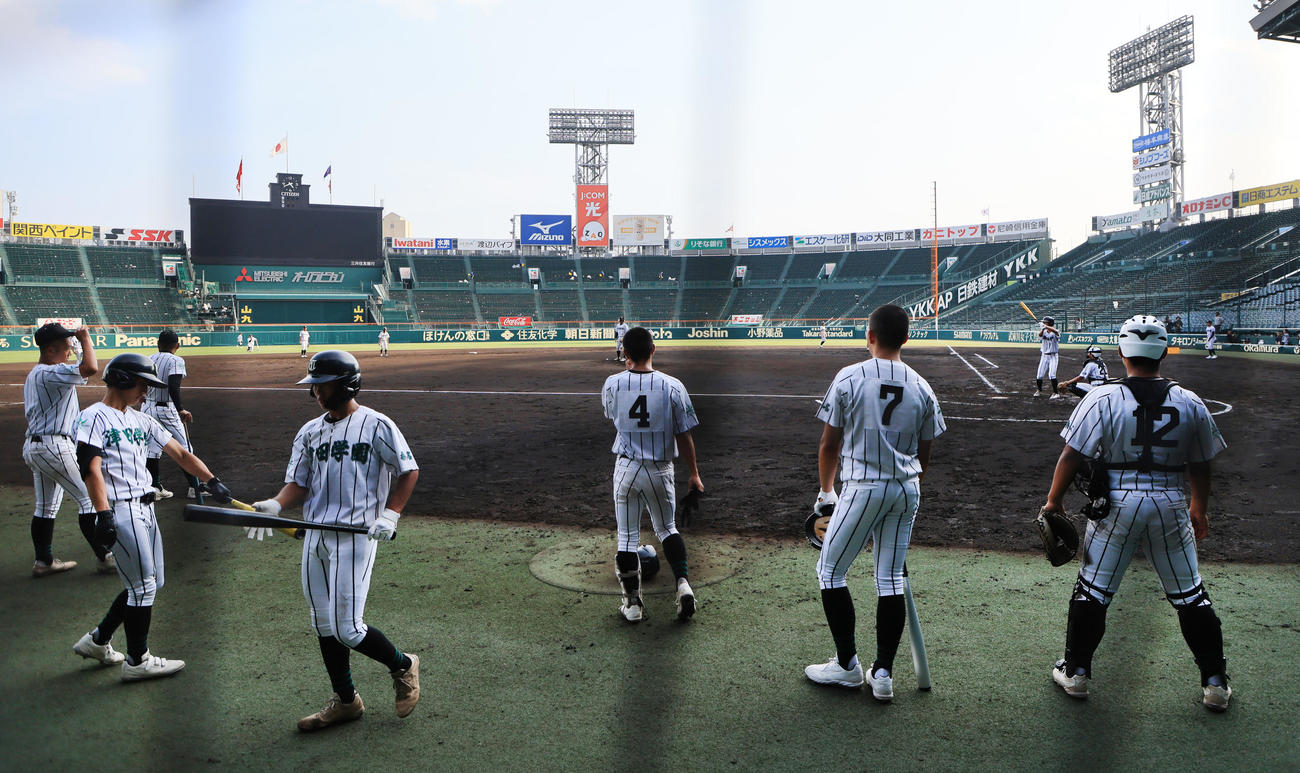特別練習を行った津田学園ナイン（撮影・宮崎幸一）