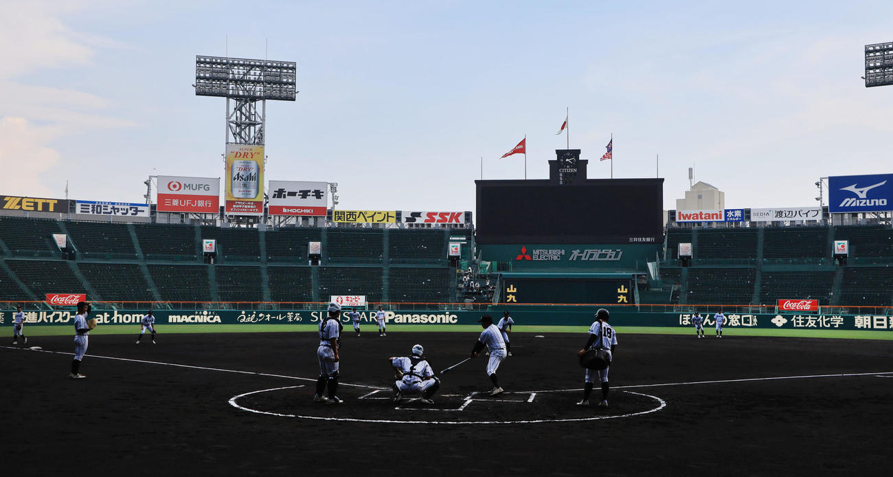 特別練習を行った津田学園ナイン（撮影・宮崎幸一）