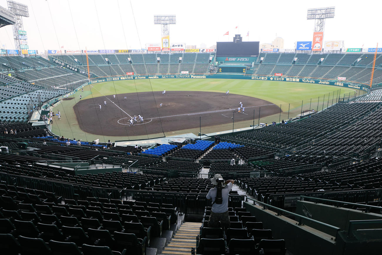 特別練習を行った津田学園ナイン（撮影・宮崎幸一）