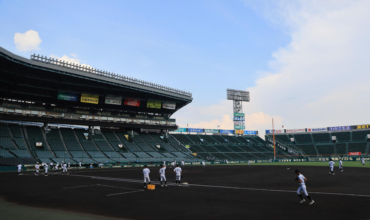 特別練習を行った津田学園ナイン（撮影・宮崎幸一）