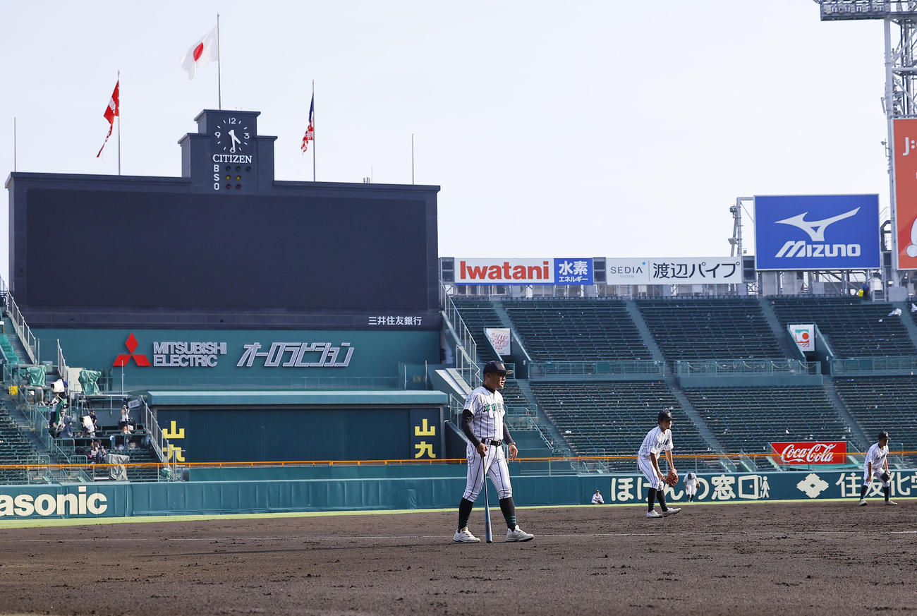 甲子園練習で、打撃練習を見つめる津田学園・佐川監督（撮影・藤尾明華）