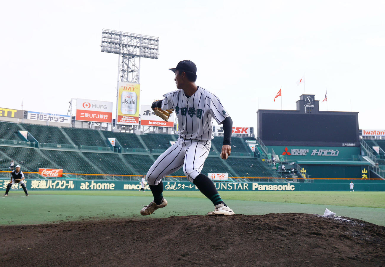 甲子園練習で、ブルペン投球をする津田学園・桑山（撮影・藤尾明華）