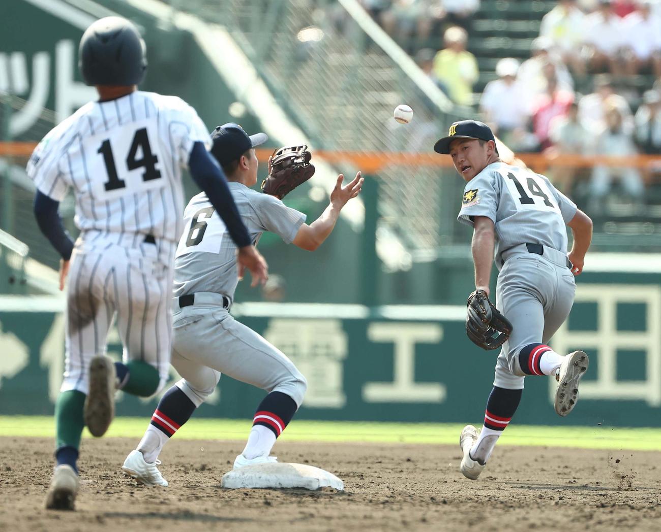 開星対仙台育英　5回表開星無死一塁、小村の二ゴロを砂にグラブトスする有本（撮影・上田博志）