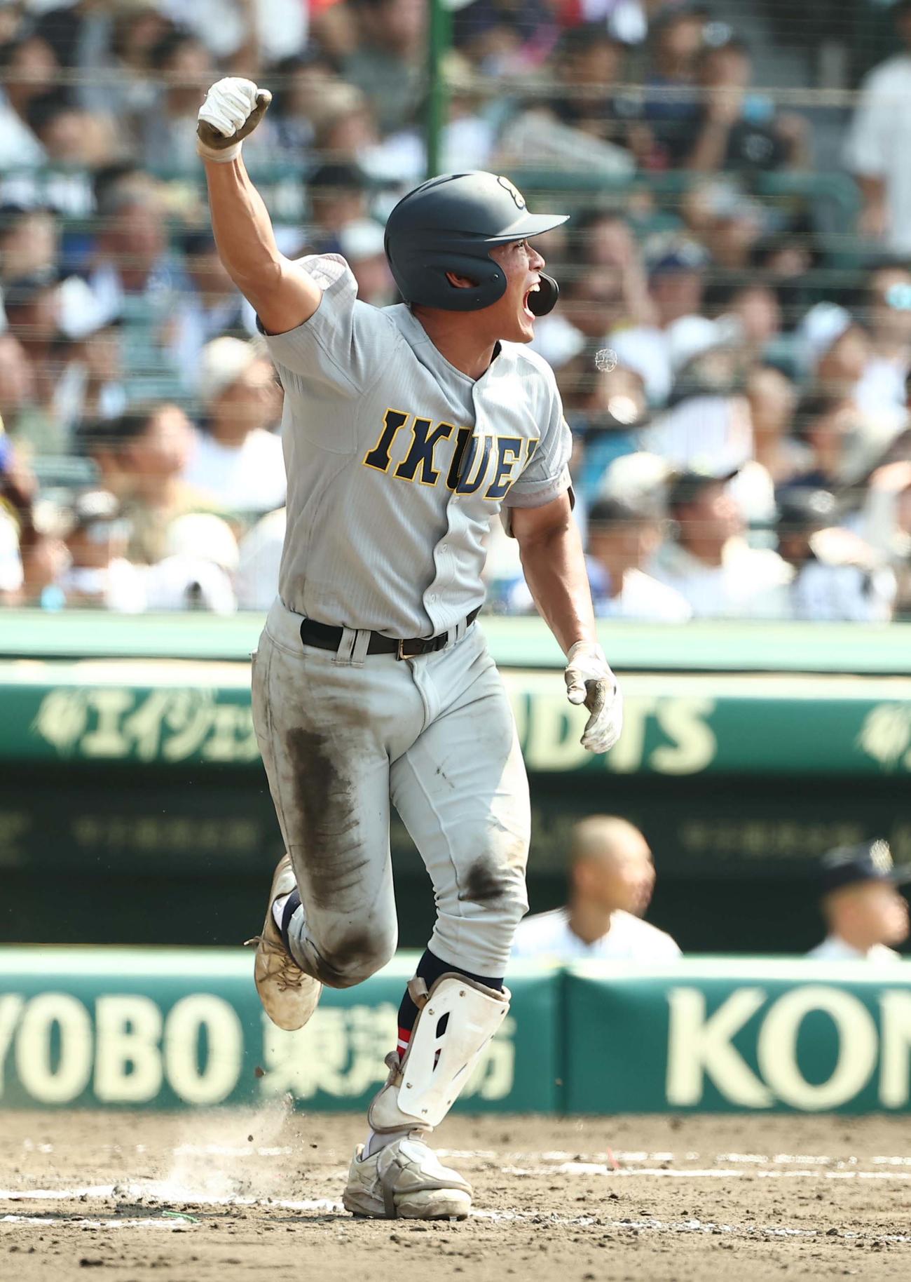 開星対仙台育英　8回裏仙台育英1死、高田は左中間へソロ本塁打を放つ（撮影・上田博志）