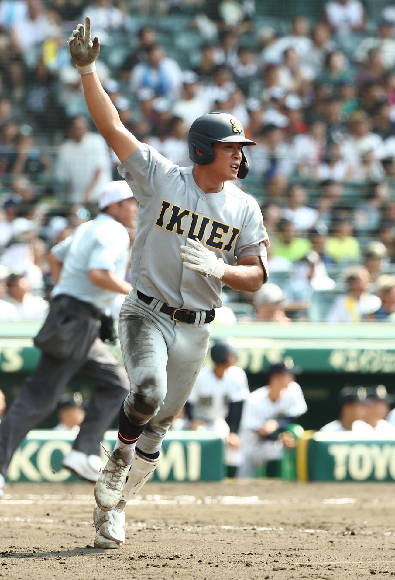 開星対仙台育英　8回裏仙台育英1死、高田は左中間へソロ本塁打を放つ（撮影・上田博志）