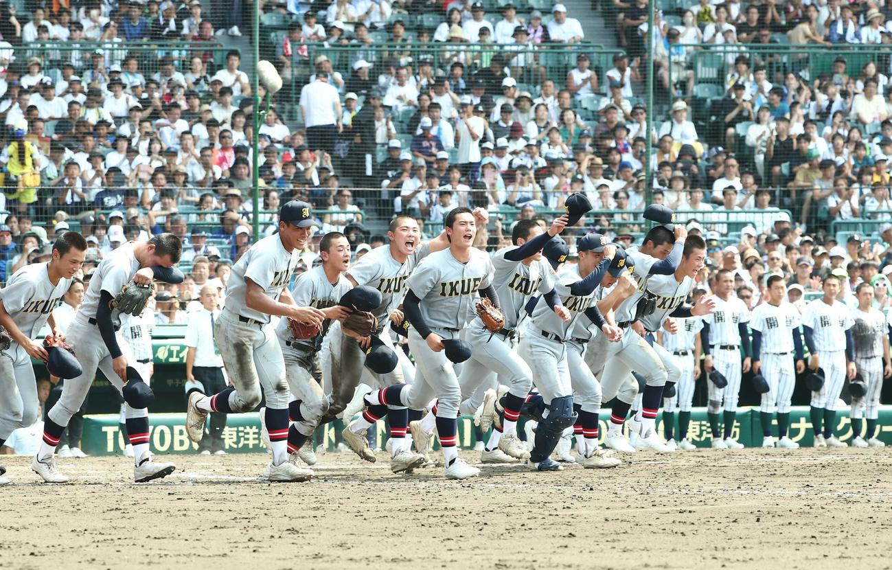 開星対仙台育英　応援団席へ元気よく駆けだす仙台育英ナイン（撮影・上田博志）